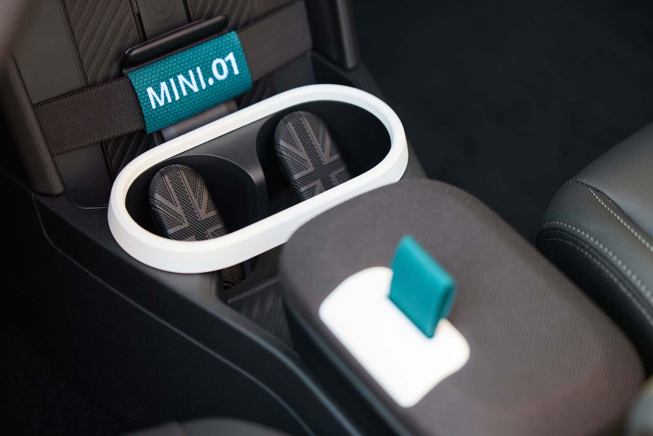 P90635329_highRes_mini-01-the-brands-f